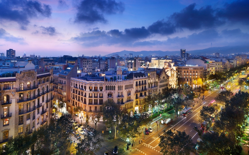 The Mandarin Oriental Hotel boasts a spectacular 360-degree view of the great city from its terrace rooftop