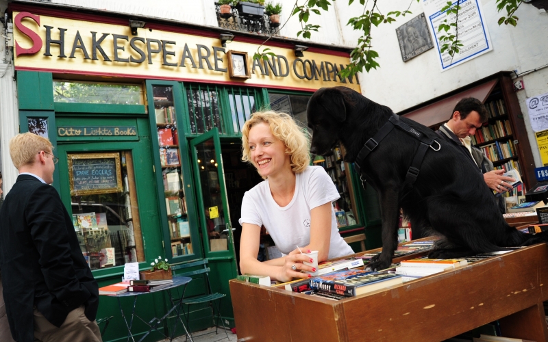 Sylvia Beach Whitman, Outside Shakespeare and Company